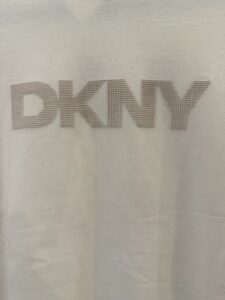 T-shirt DKNY estampado relieve - Imagen 3
