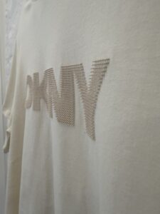 T-shirt DKNY estampado relieve - Imagen 4