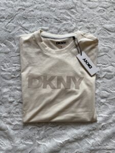 T-shirt DKNY estampado relieve - Imagen 2